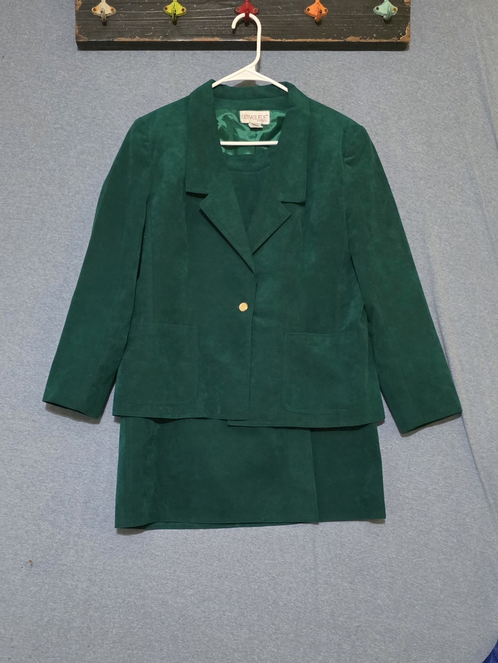 Ultra Suede Emerald Green Skirt Suit. Measures Small Closer To Size 12. - Picture 1 of 8